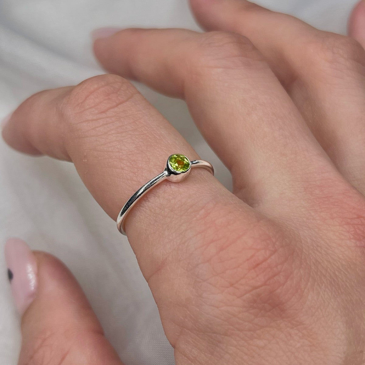 Sidabrinis žiedas su peridoto akute