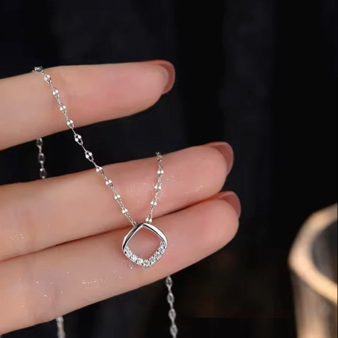 Sidabrinis rodžiuotas pakabukas su cirkoniais ir grandinėle