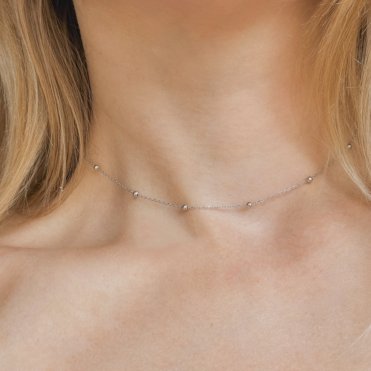 Sidabrinė rodžiuota kolje su burbuliukais