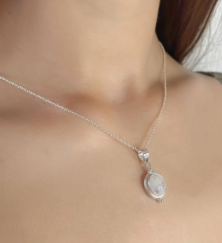 Sidabrinis pakabukas su ovaliu mėnulio akmeniu ir grandinėle