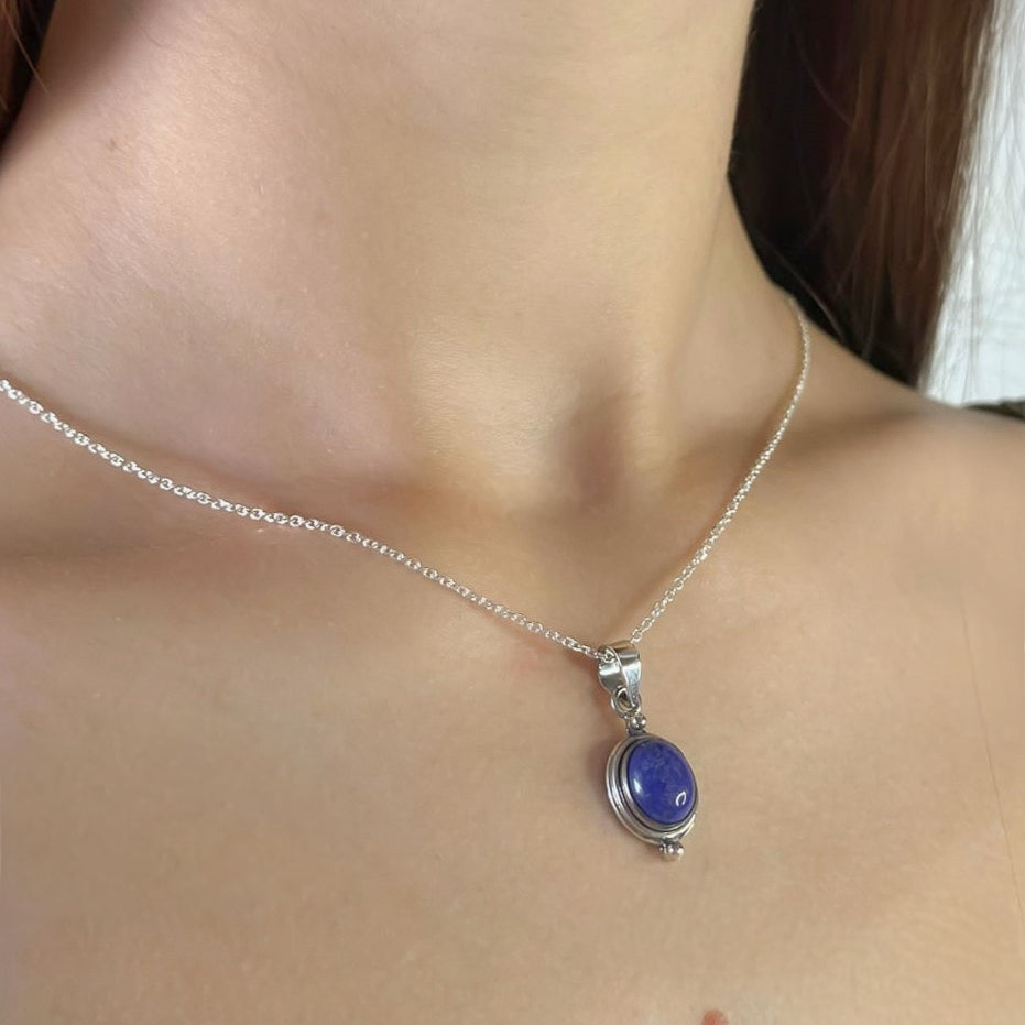 Sidabrinis pakabukas su ovaliu lazurito akmeniu ir grandinėle
