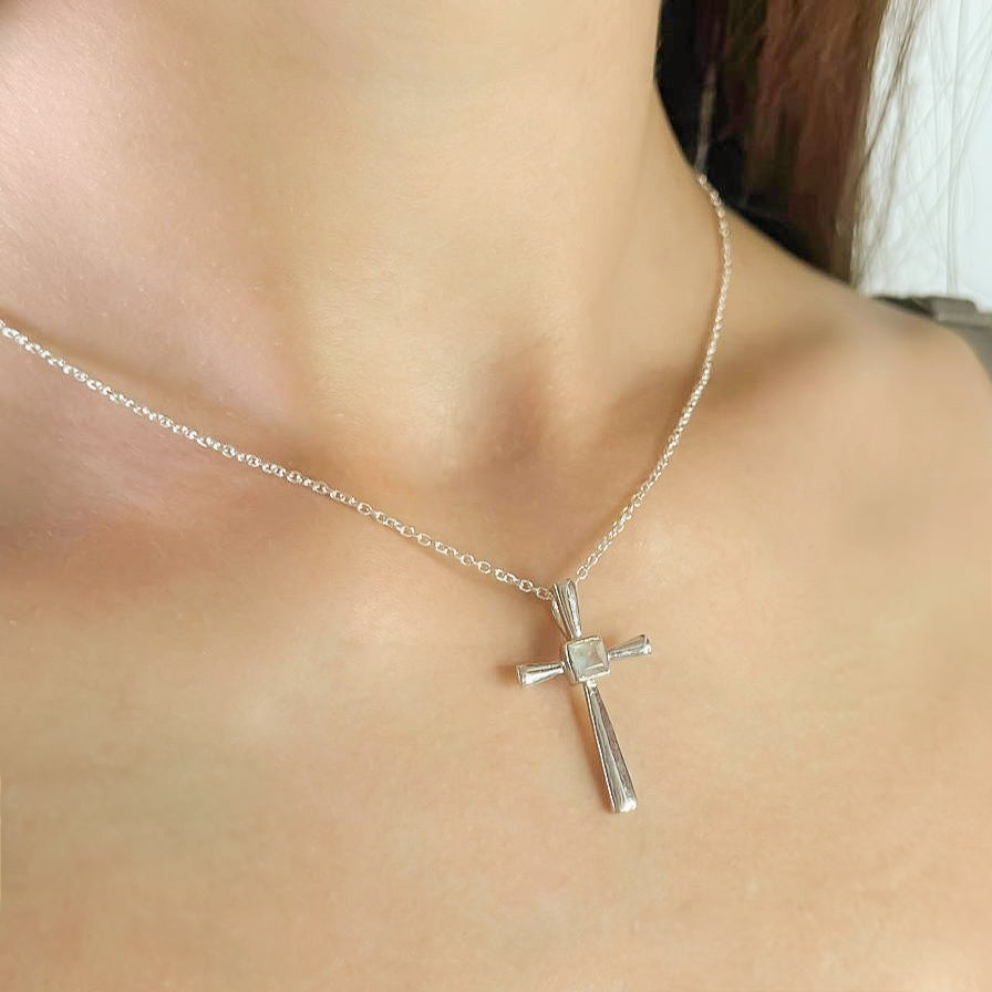 Sidabrinis kryželis su mėnulio akmeniu ir grandinėle