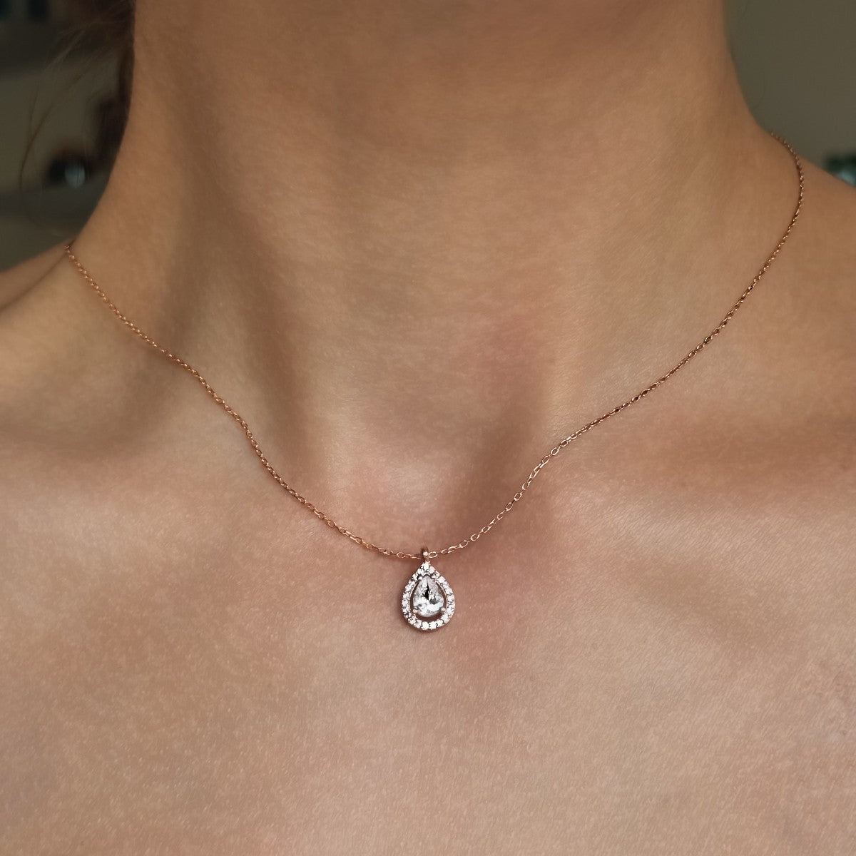 Sidabrinis paauksuotas lašo formos pakabukas su cirkoniu ir grandinėle