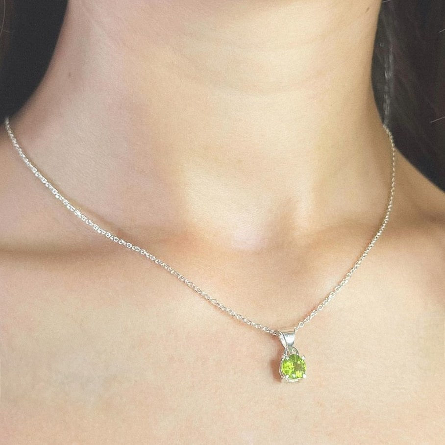 Sidabrinis pakabukas su apvaliu peridoto akmeniu ir grandinėle