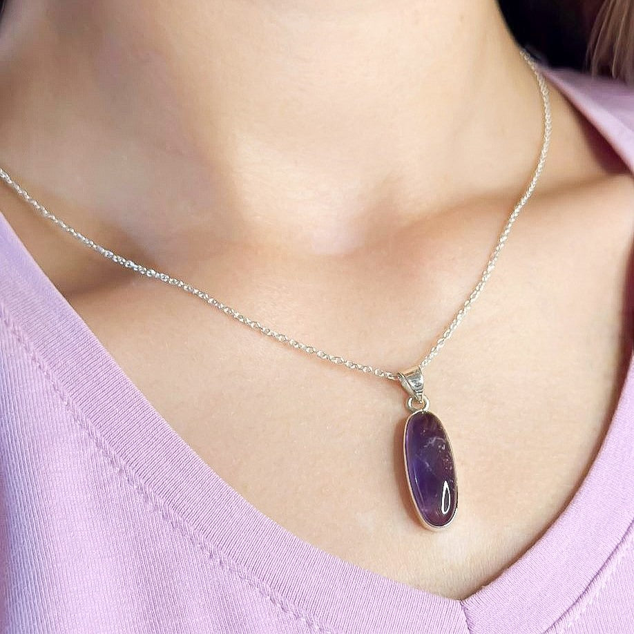 Sidabrinis pakabukas su ametisto akmeniu ir grandinėle