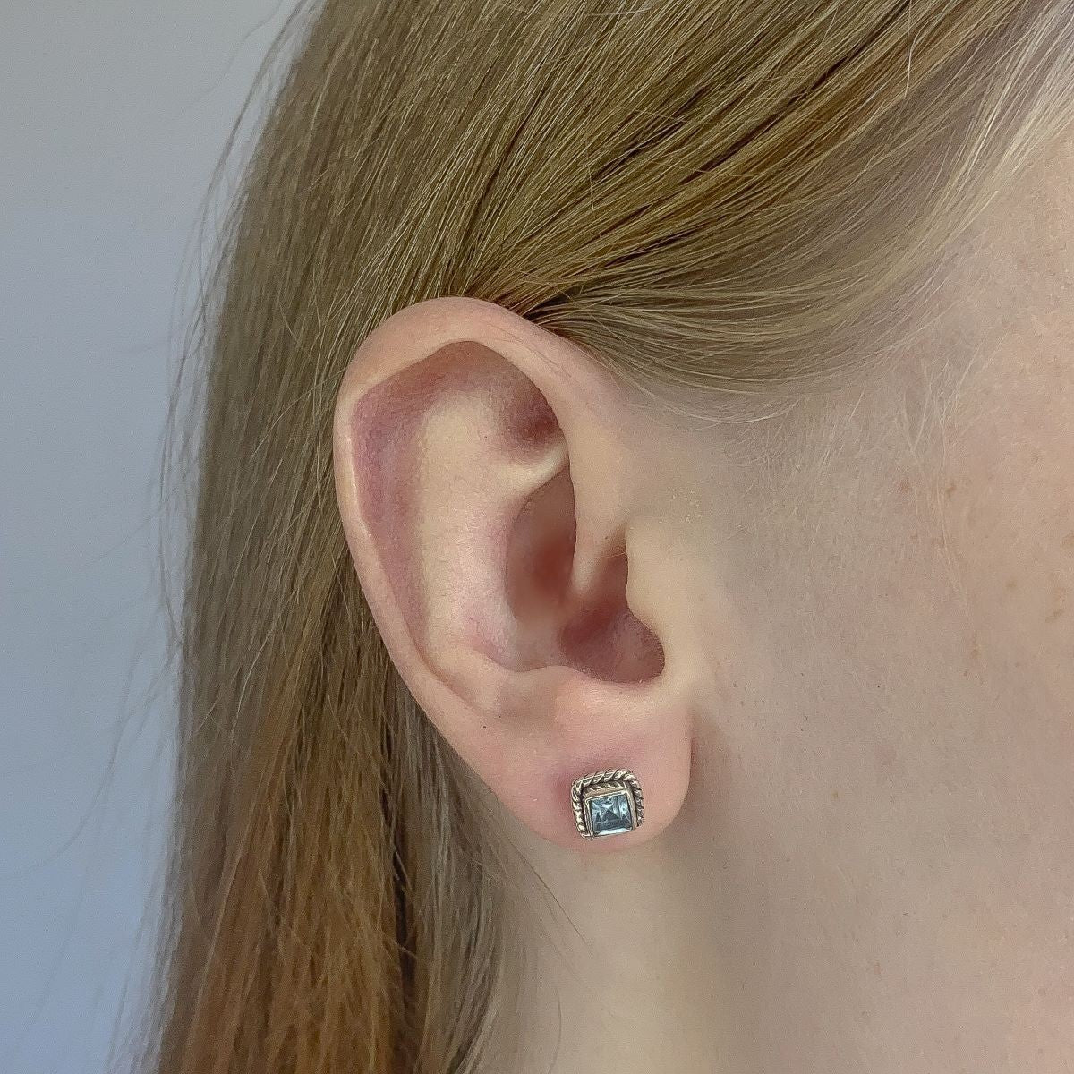 Sidabriniai auskarai su kvadrato formos topazu