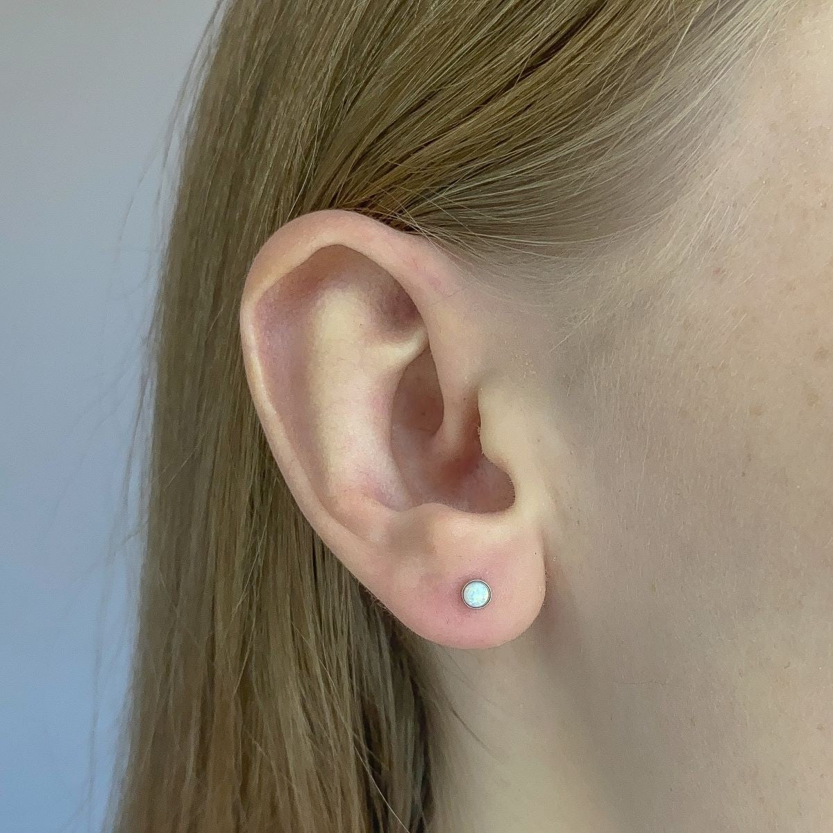 Sidabriniai rodžiuoti vinukai su sintetiniu opalu