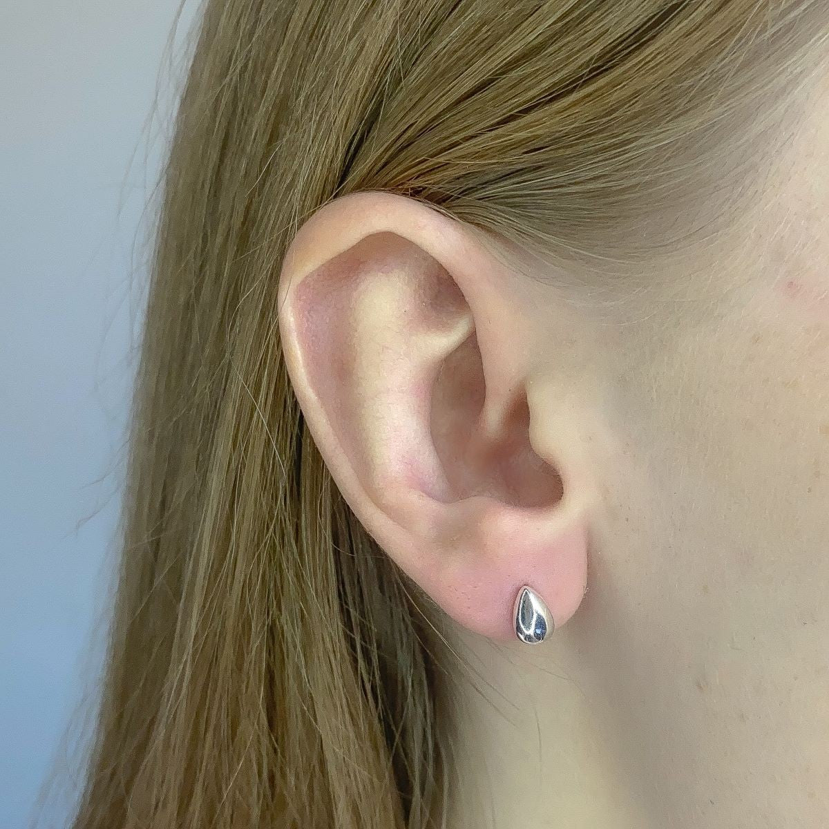 Sidabriniai lašo formos auskarai vinukai