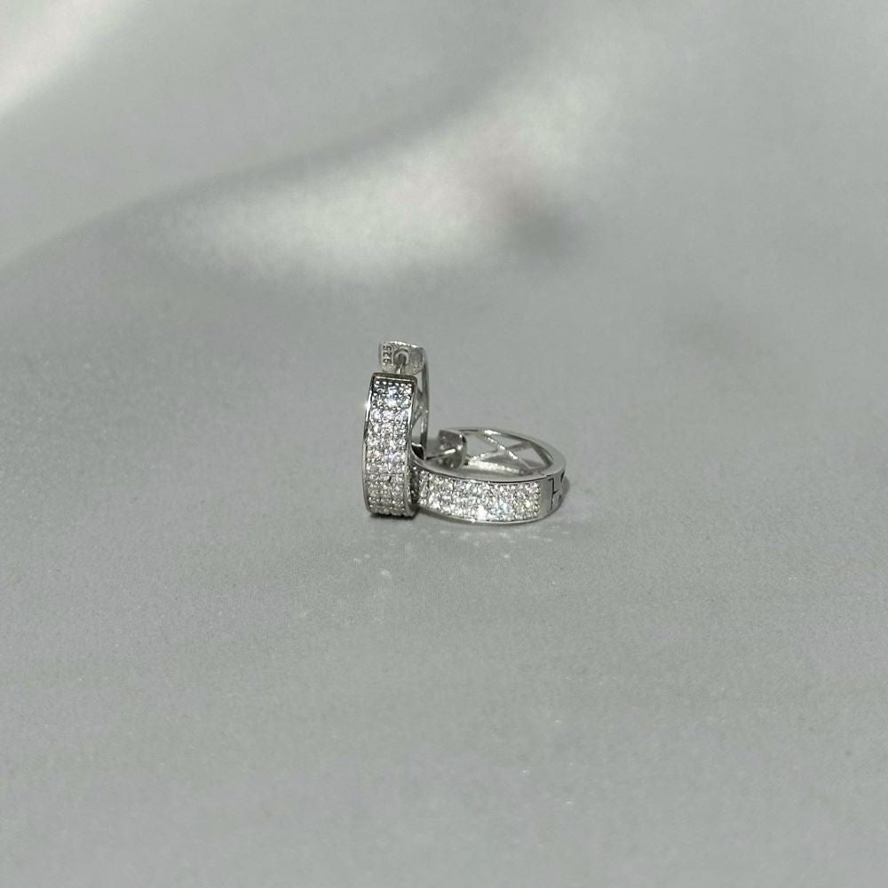 Sidabrinės rodžiuotos 1,3cm rinkės su 3 eilėmis cirkonių