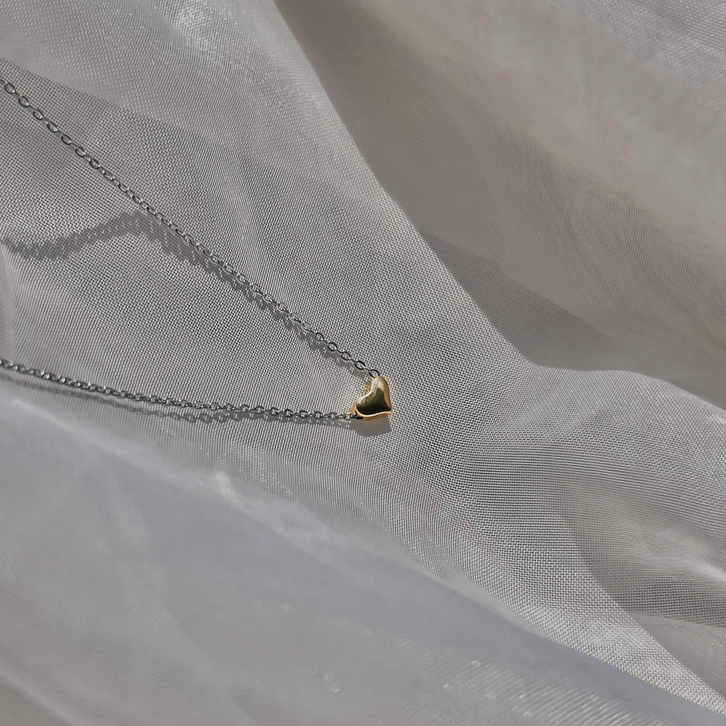 Sidabrinė auksuota minimalistinio stiliaus širdutė su rodžiuota grandinėle