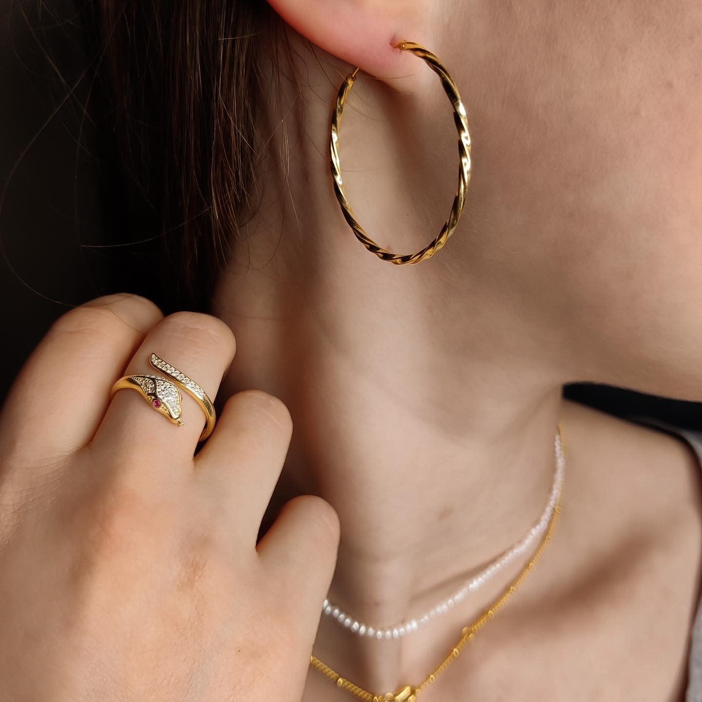 Sidabrinis auksuotas reguliuojamo dydžio žiedas gyvatė