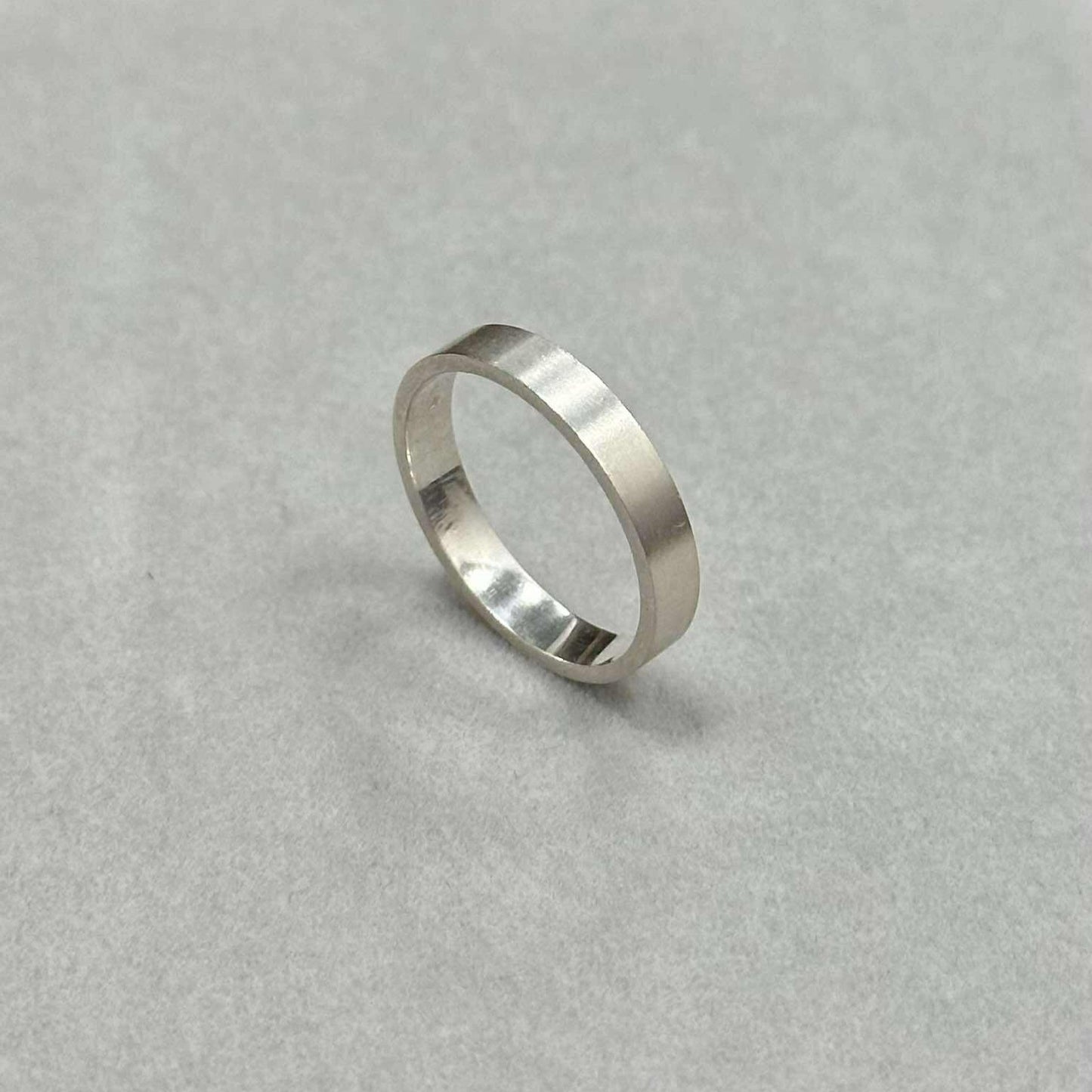 4 mm žiedas matiniu paviršiumi