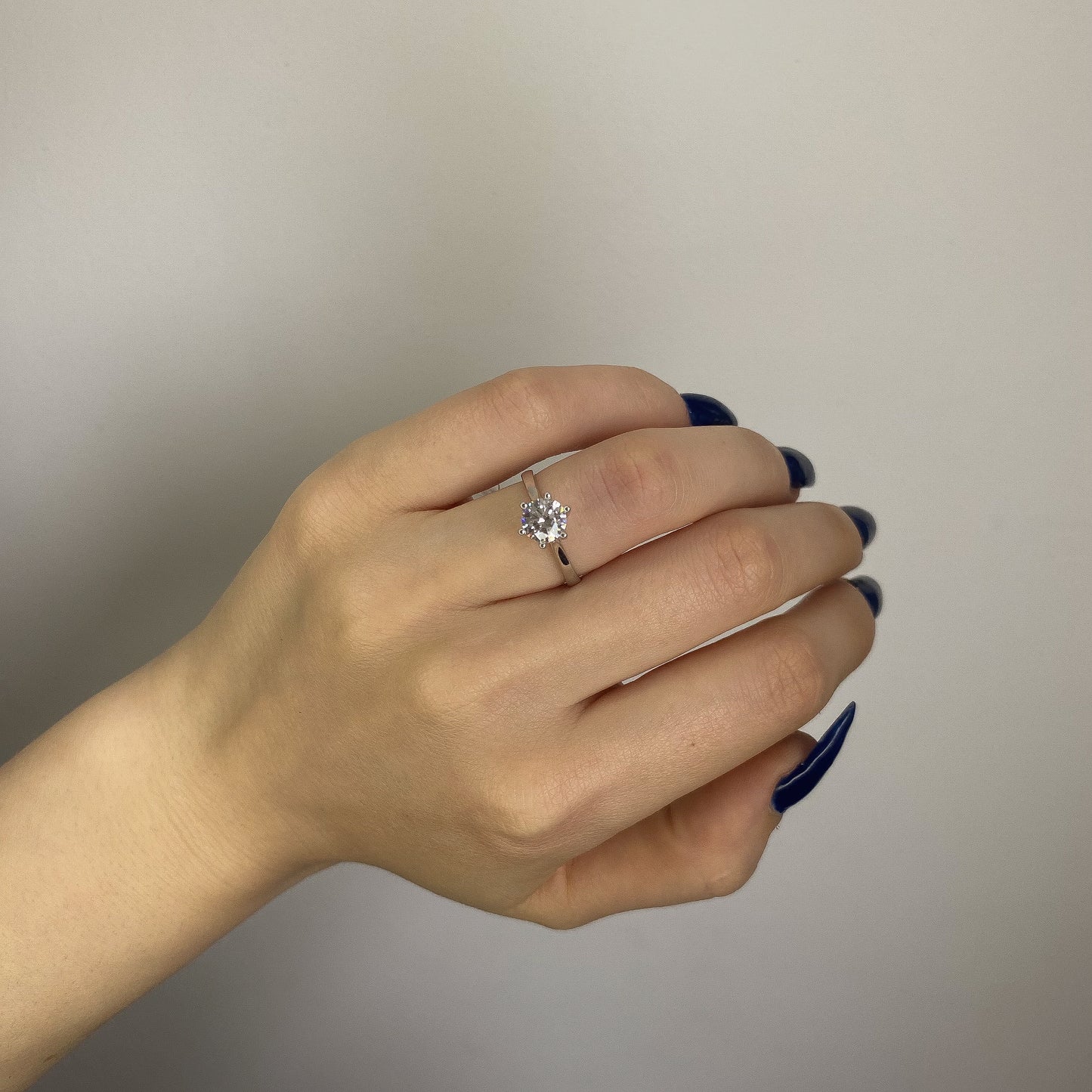 Sidabrinis rodžiuotas žiedas su Swarovski kristalu