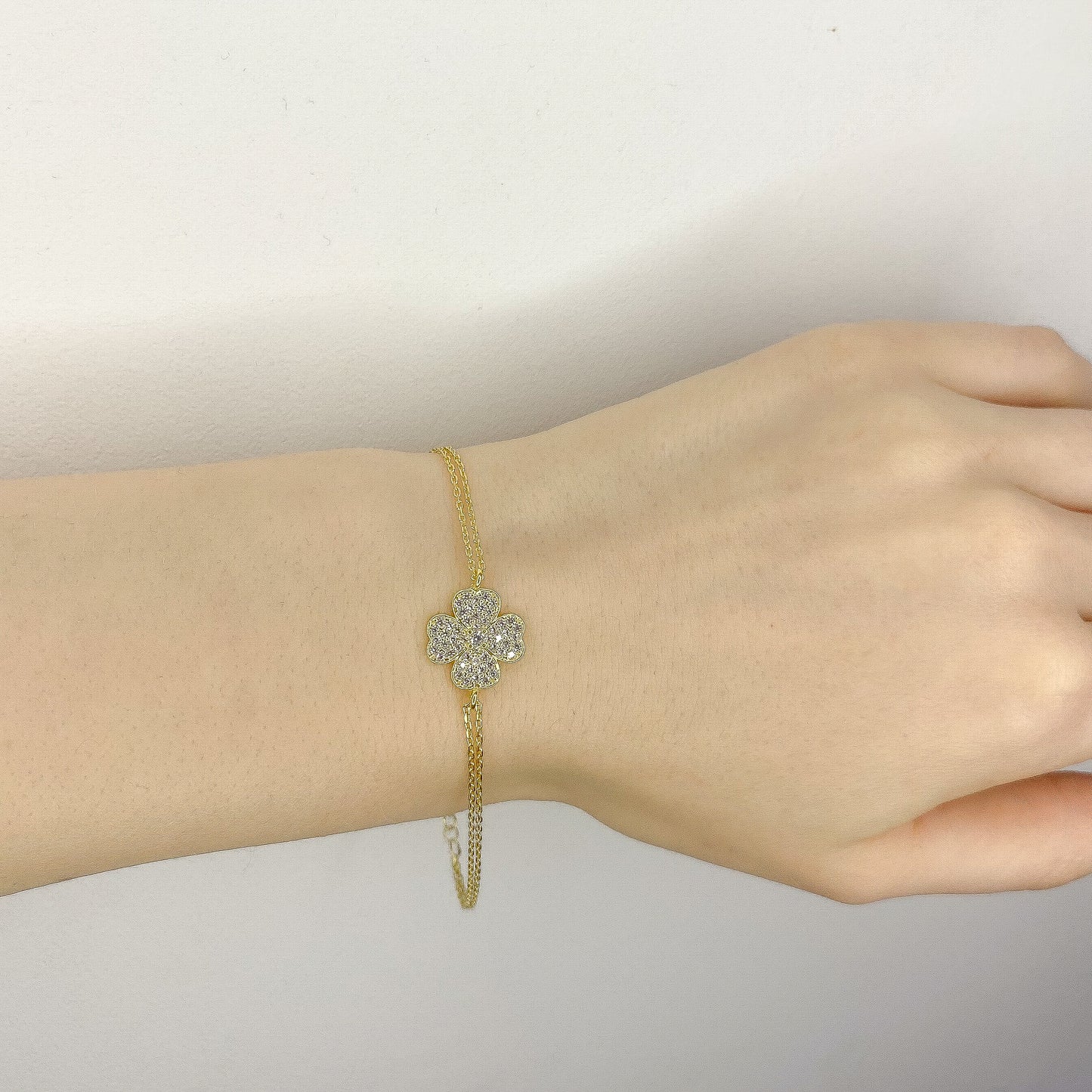 Sidabrinė auksuota apyrankė su dobilo lapu