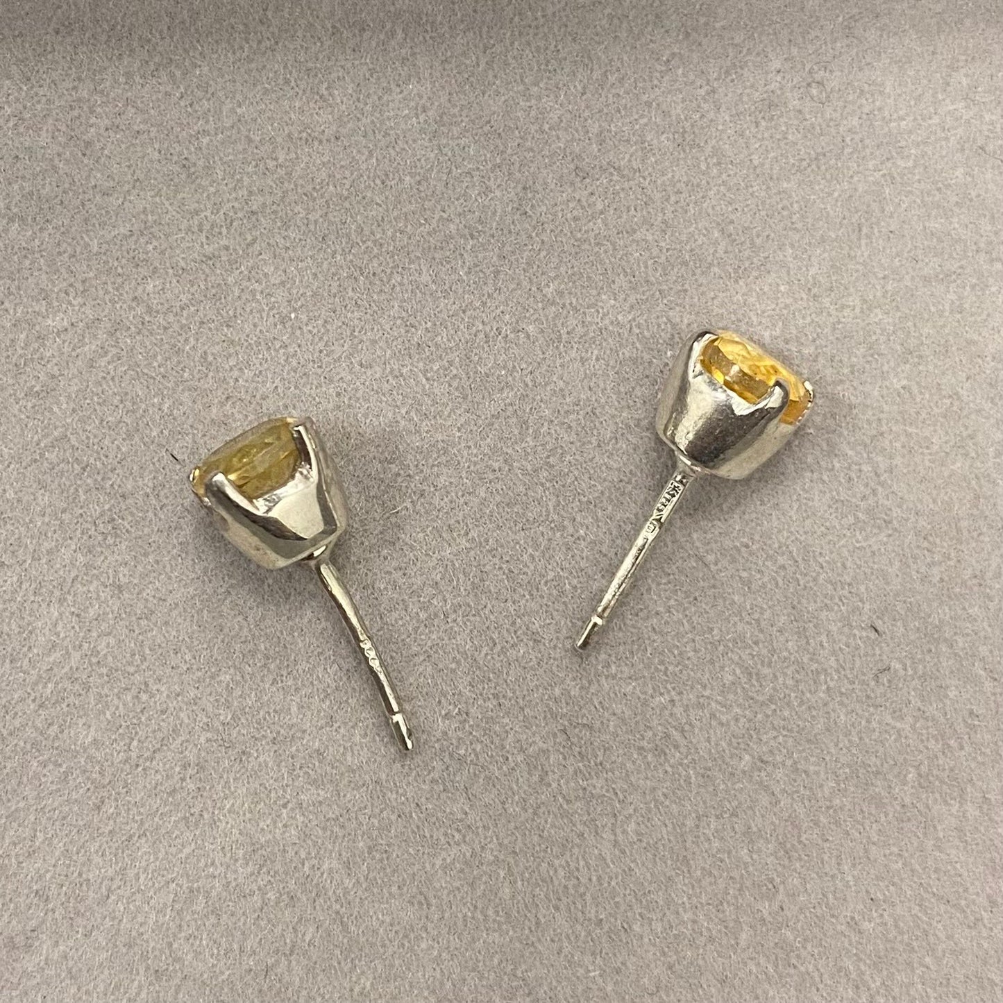 Sidabriniai vinukai su citrino akmeniu