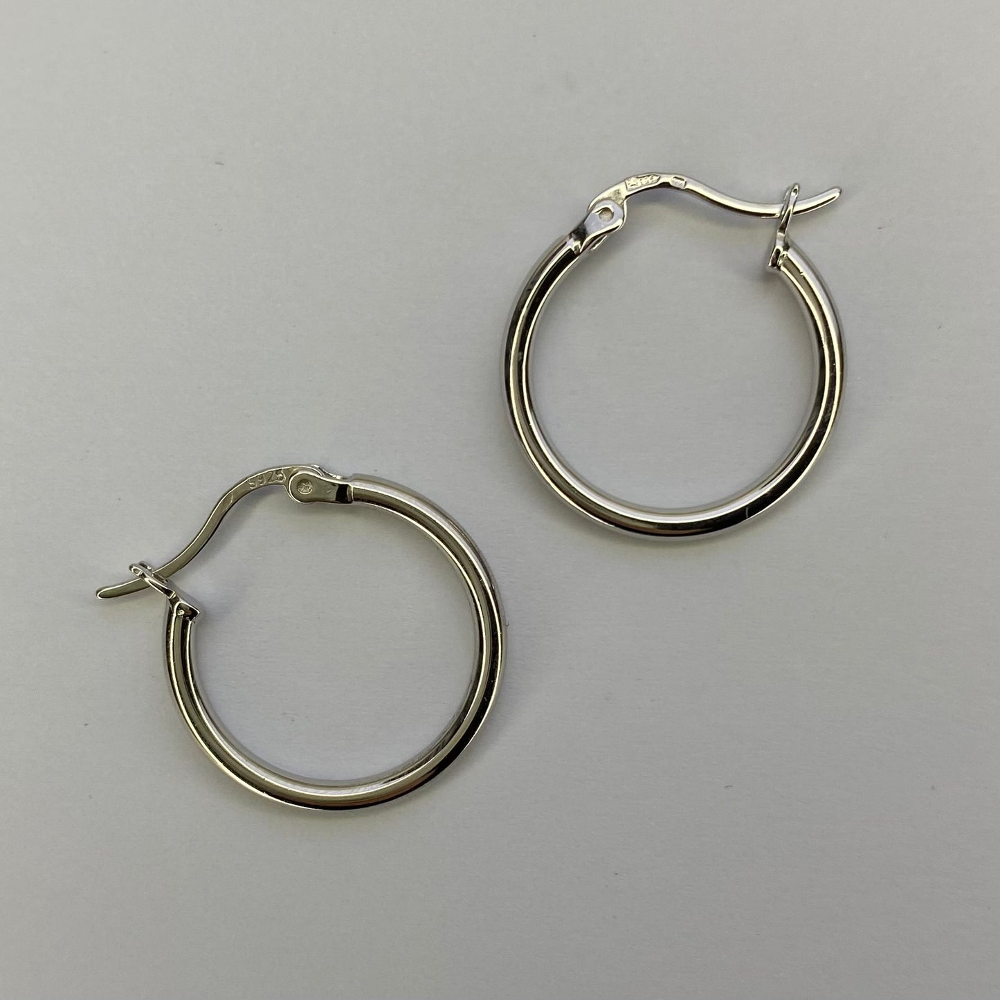 Sidabrinės rodžiuotos 2 cm rinkutės anglišku užsegimu