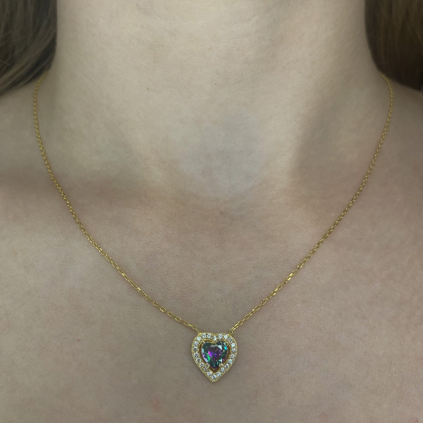 Sidabrinė auksuota širdutė su mistiniu topazu ir grandinėle