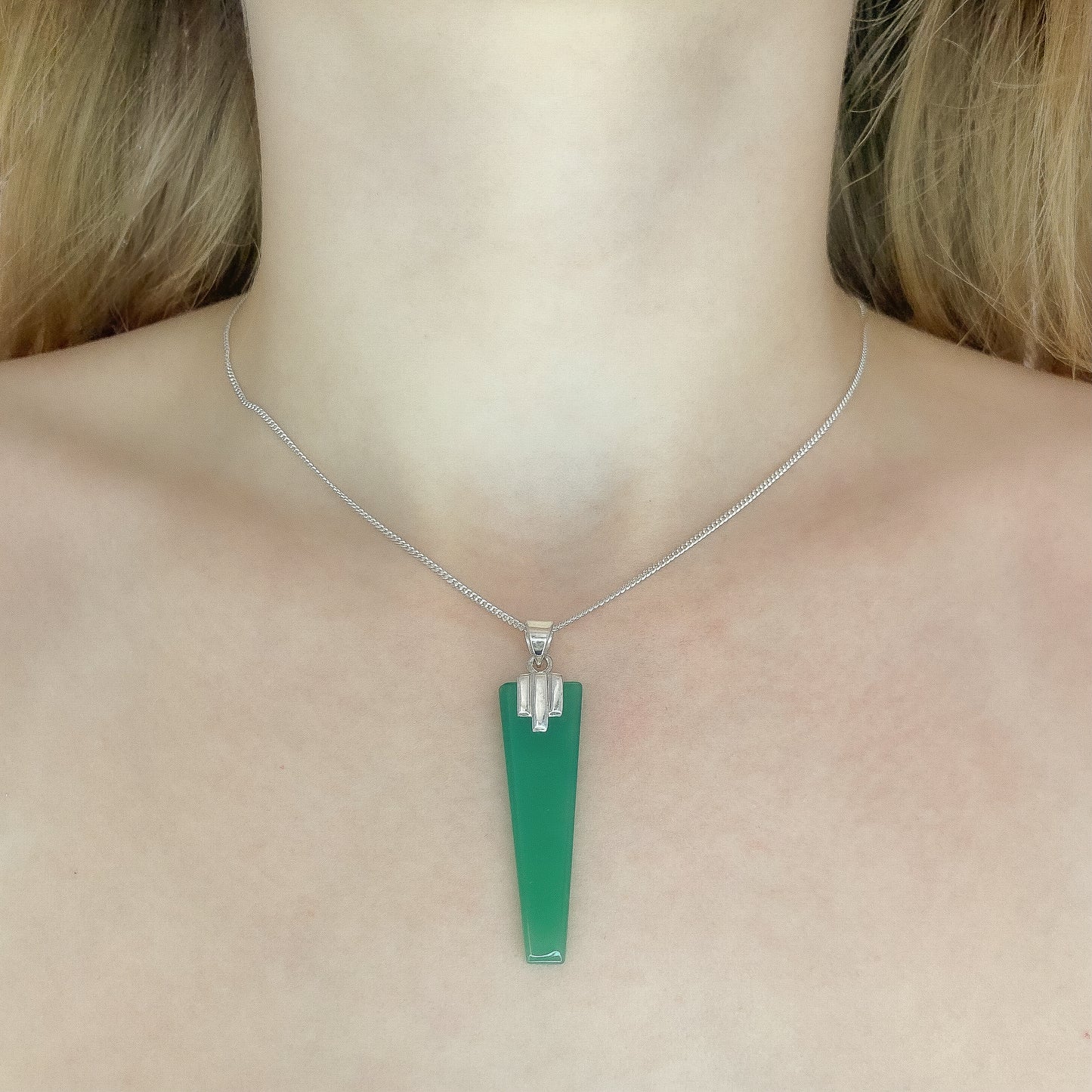 Sidabrinis pakabukas su žaliuoju oniksu ir grandinėle