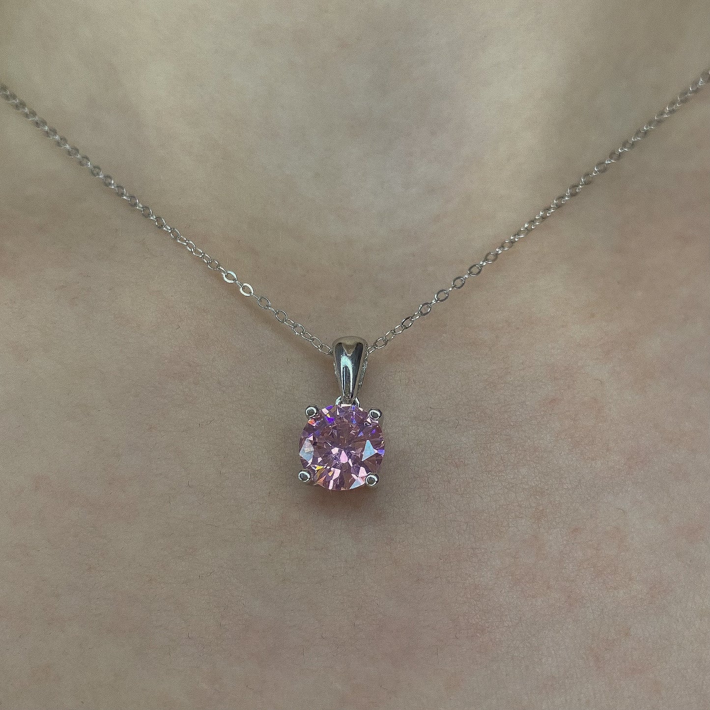 Sidabrinis rodžiuotas pakabukas su rožiniu cirkoniu ir grandinėle