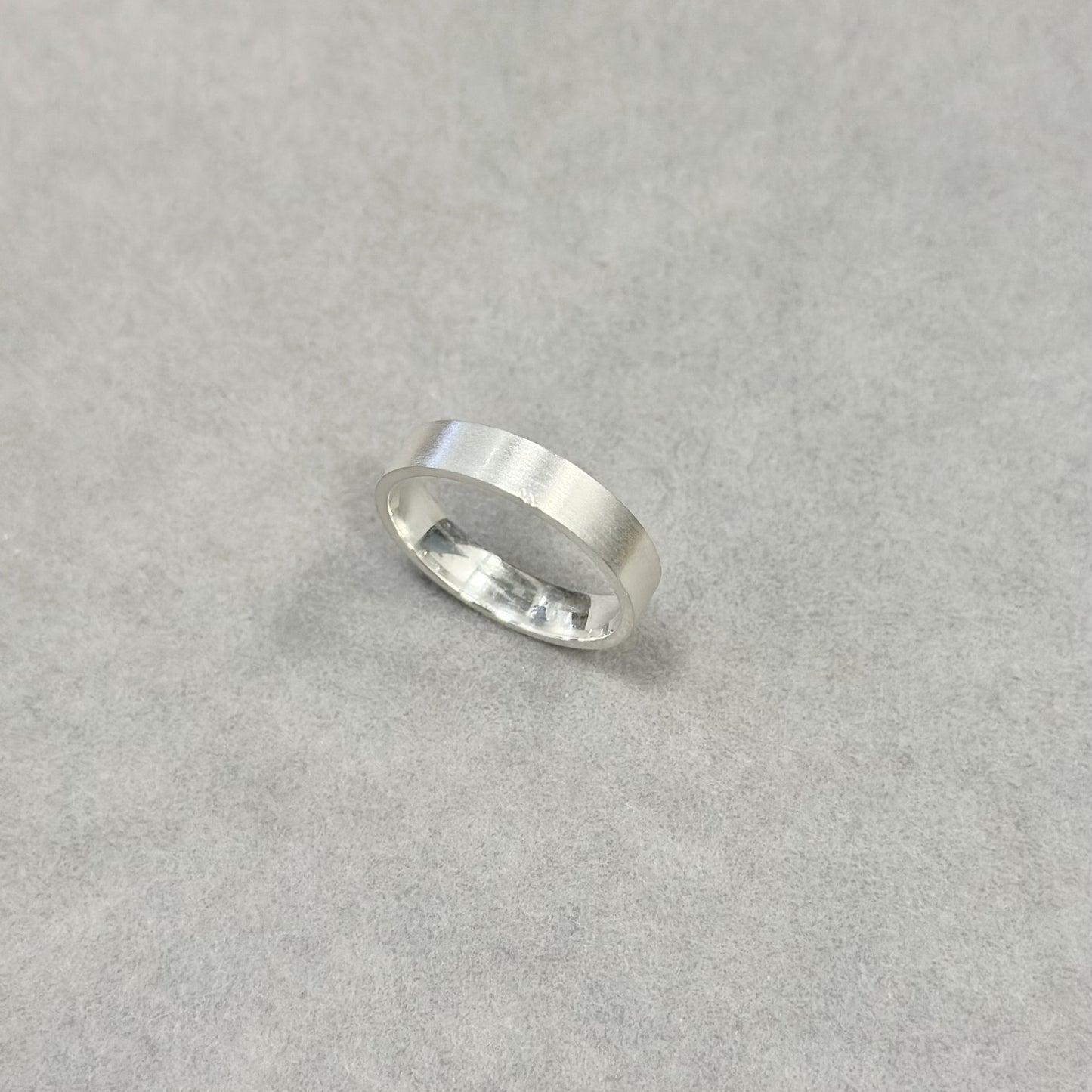 4 mm žiedas matiniu paviršiumi