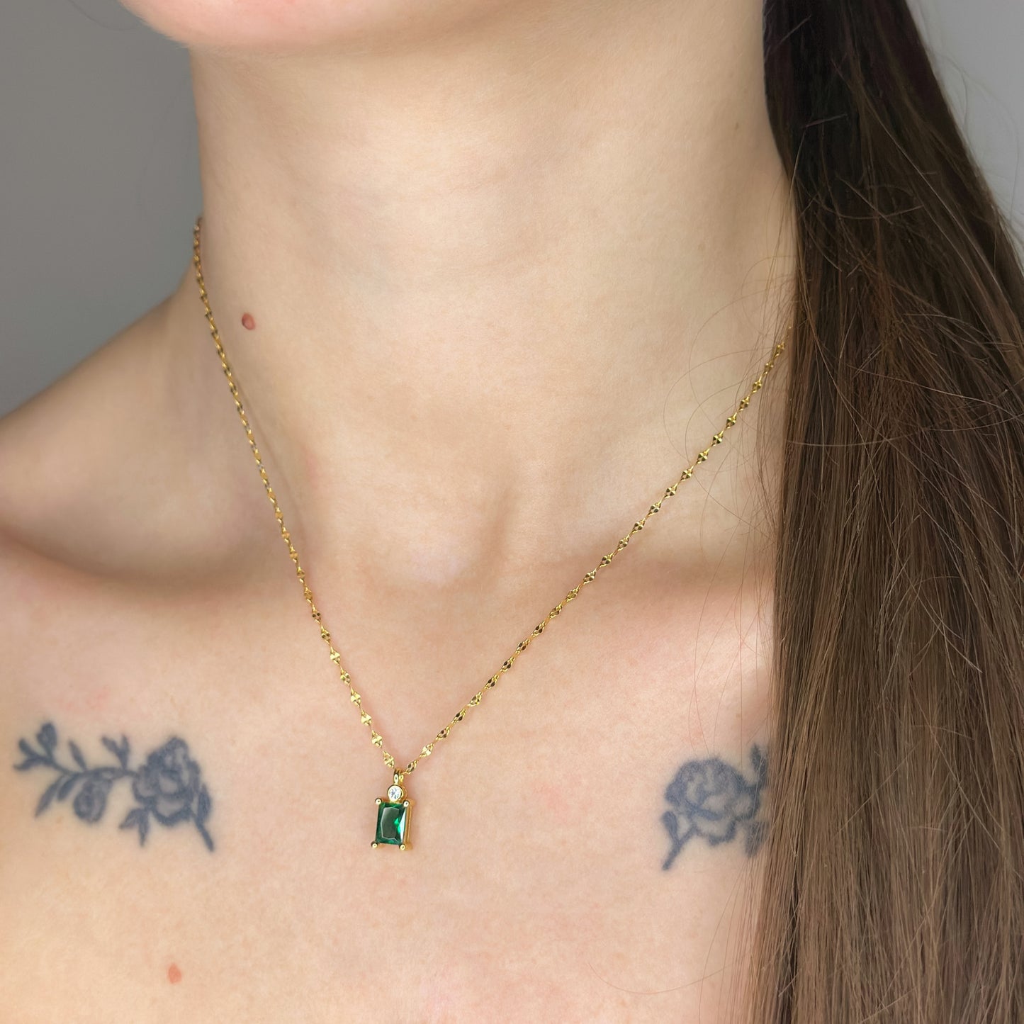 Sidabrinis auksuotas pakabukas su žaliu cirkoniu ir grandinėle