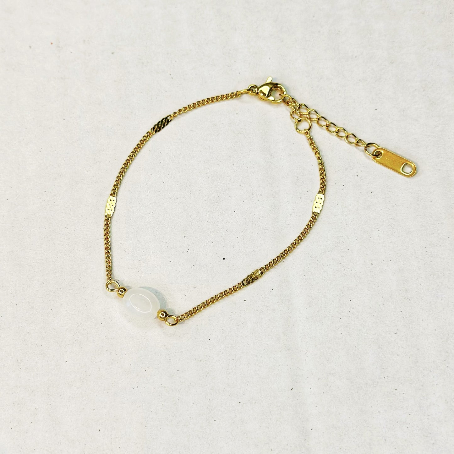 Auksuota apyrankė su baltu akmeniu