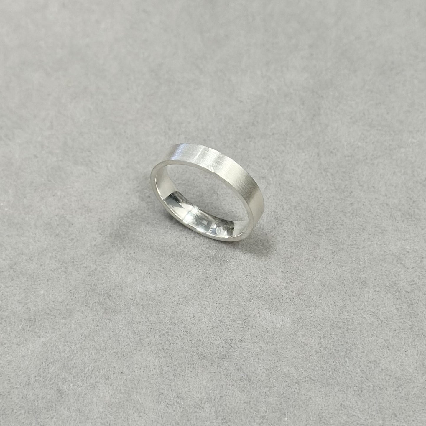 4 mm žiedas matiniu paviršiumi