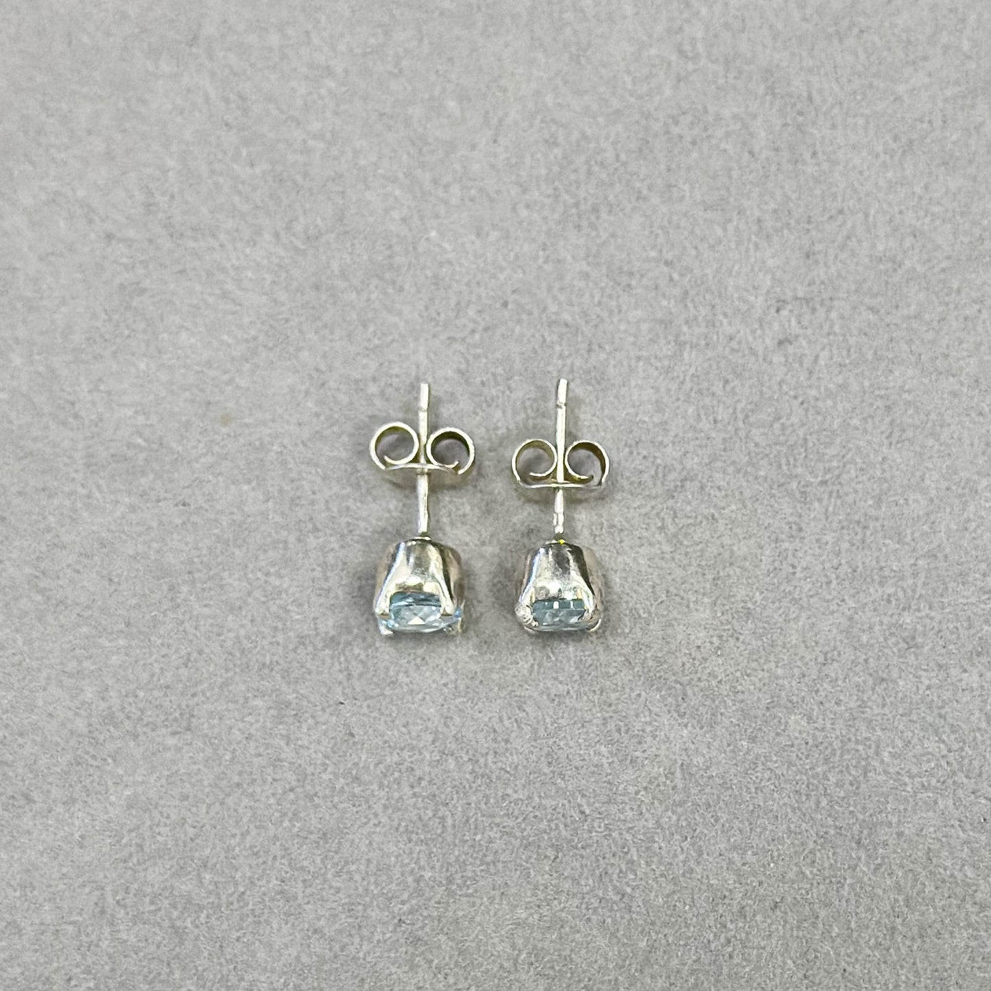 Sidabriniai auskarai su topazo kristalu