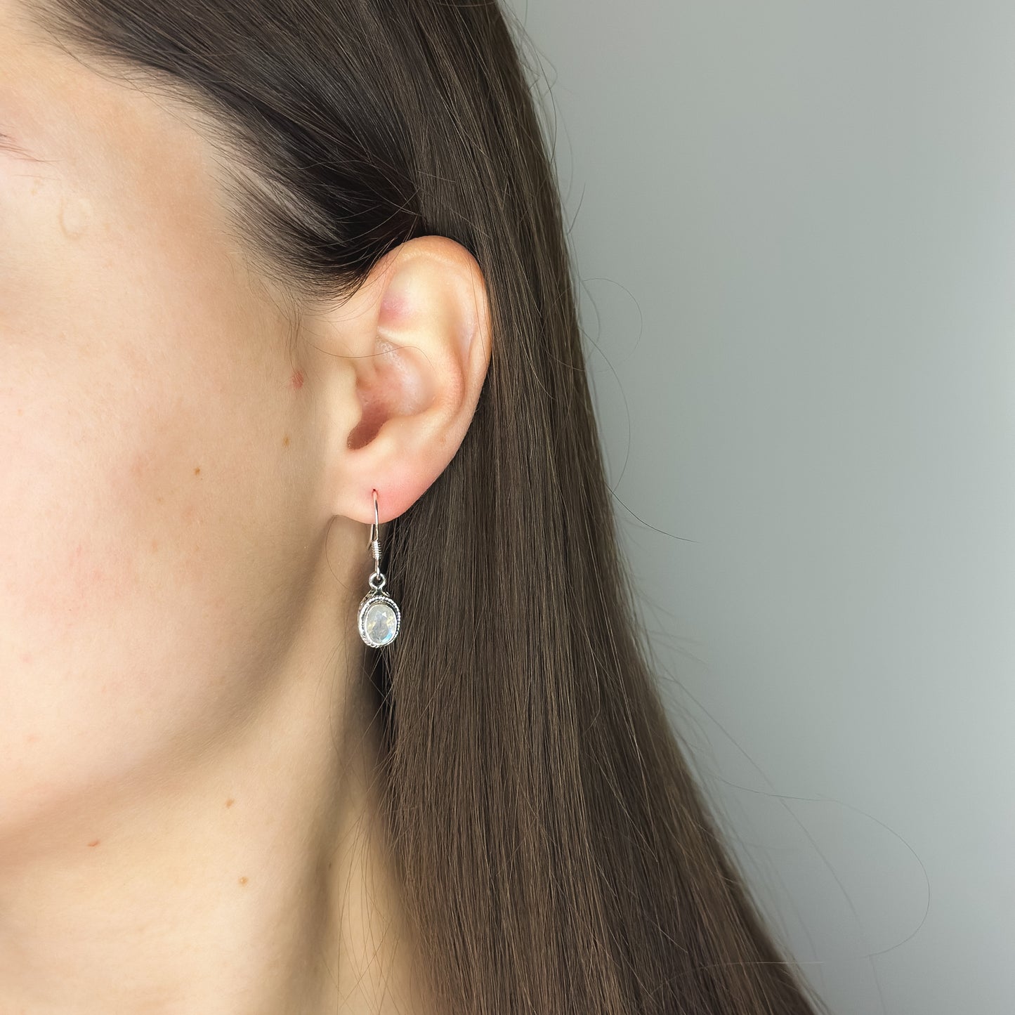 Sidabriniai kabantys auskarai su ovaliu mėnulio akmeniu