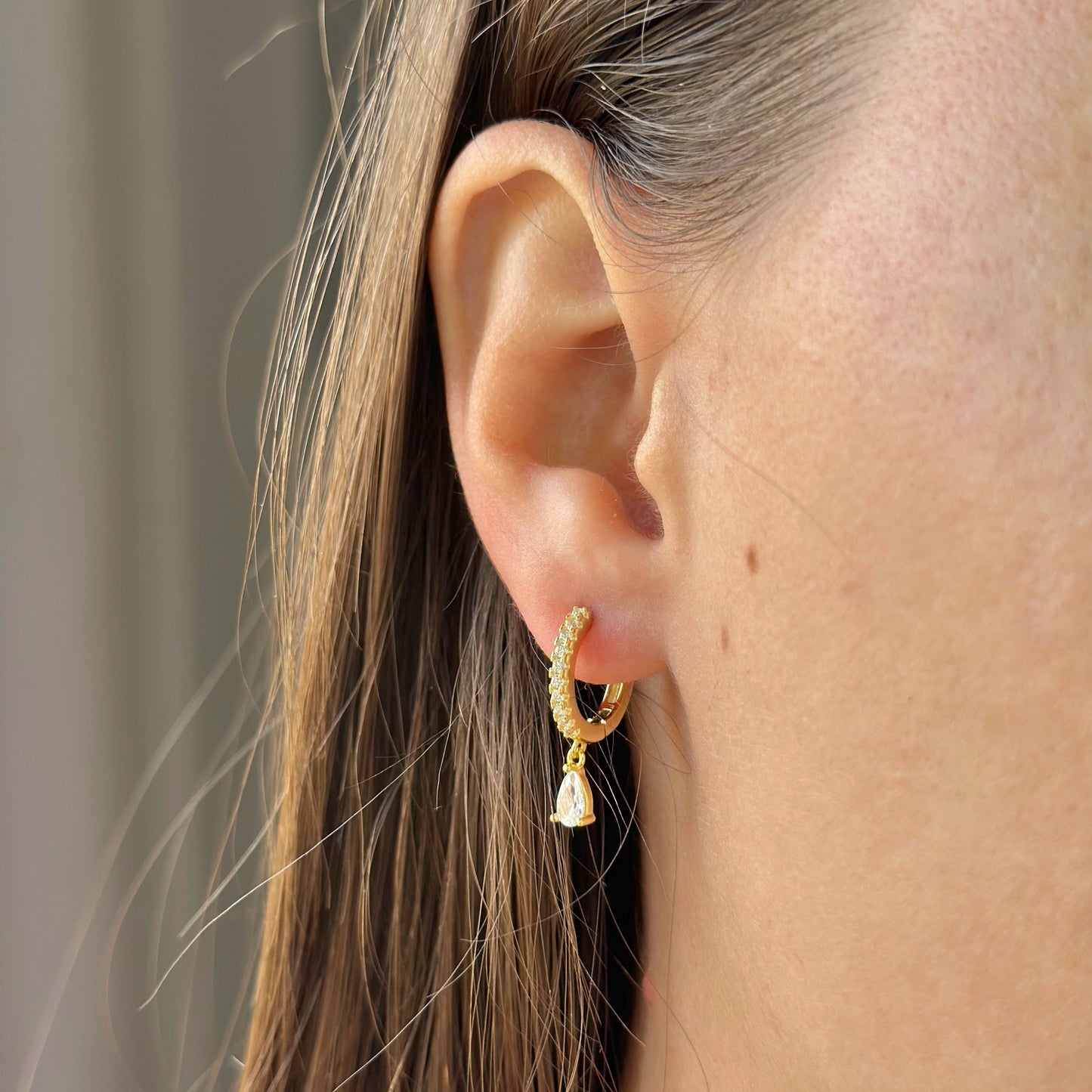 Sidabrinės rinkutės su kabančiu cirkoniu