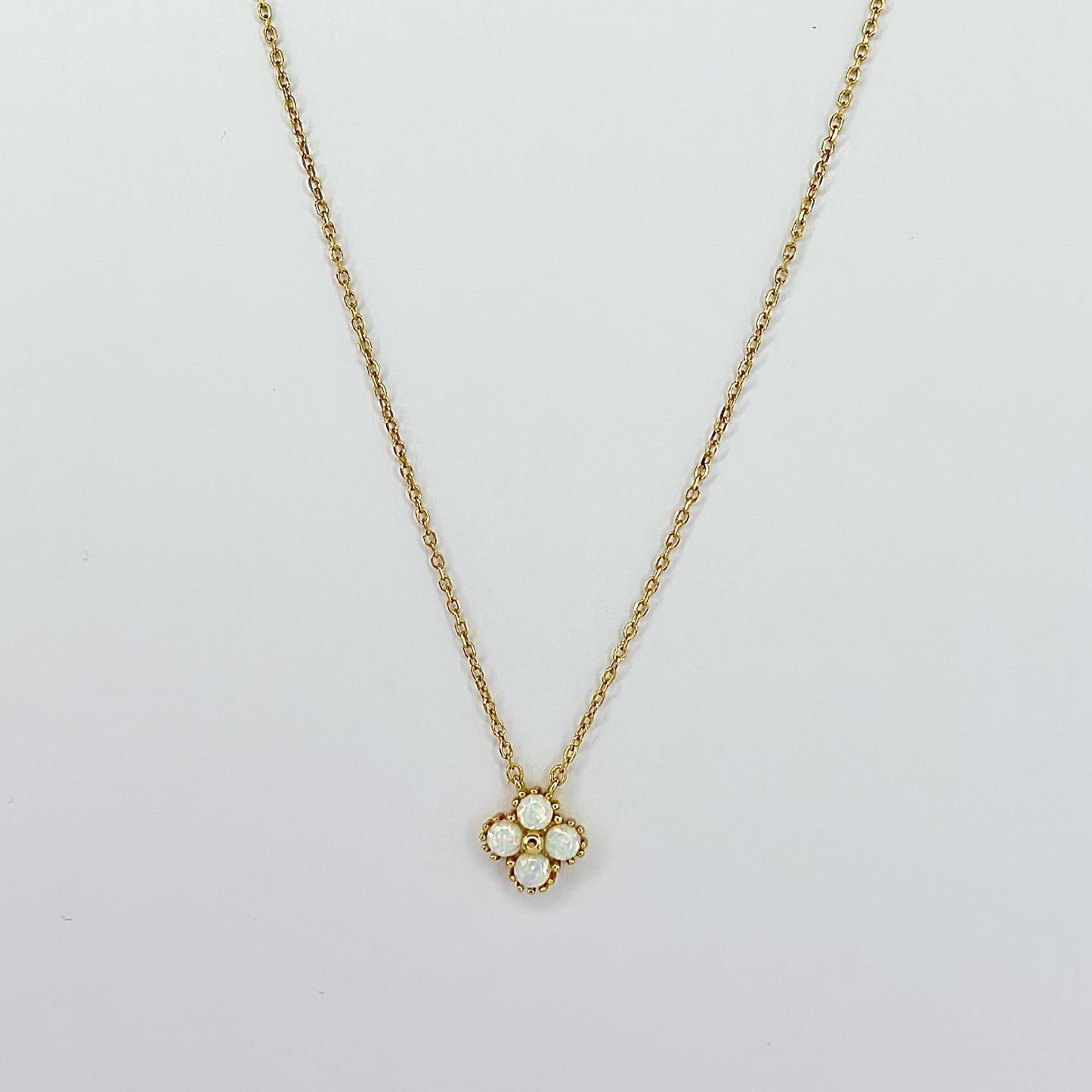 Sidabrinis auksuotas pakabukas su sintetiniu opalu ir grandinėle