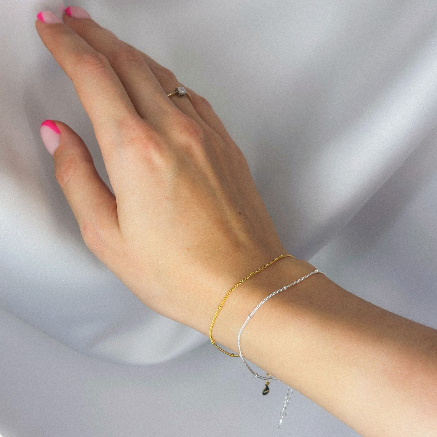 Sidabrinė auksuota minimalistinio stiliaus apyrankė su burbuliukais