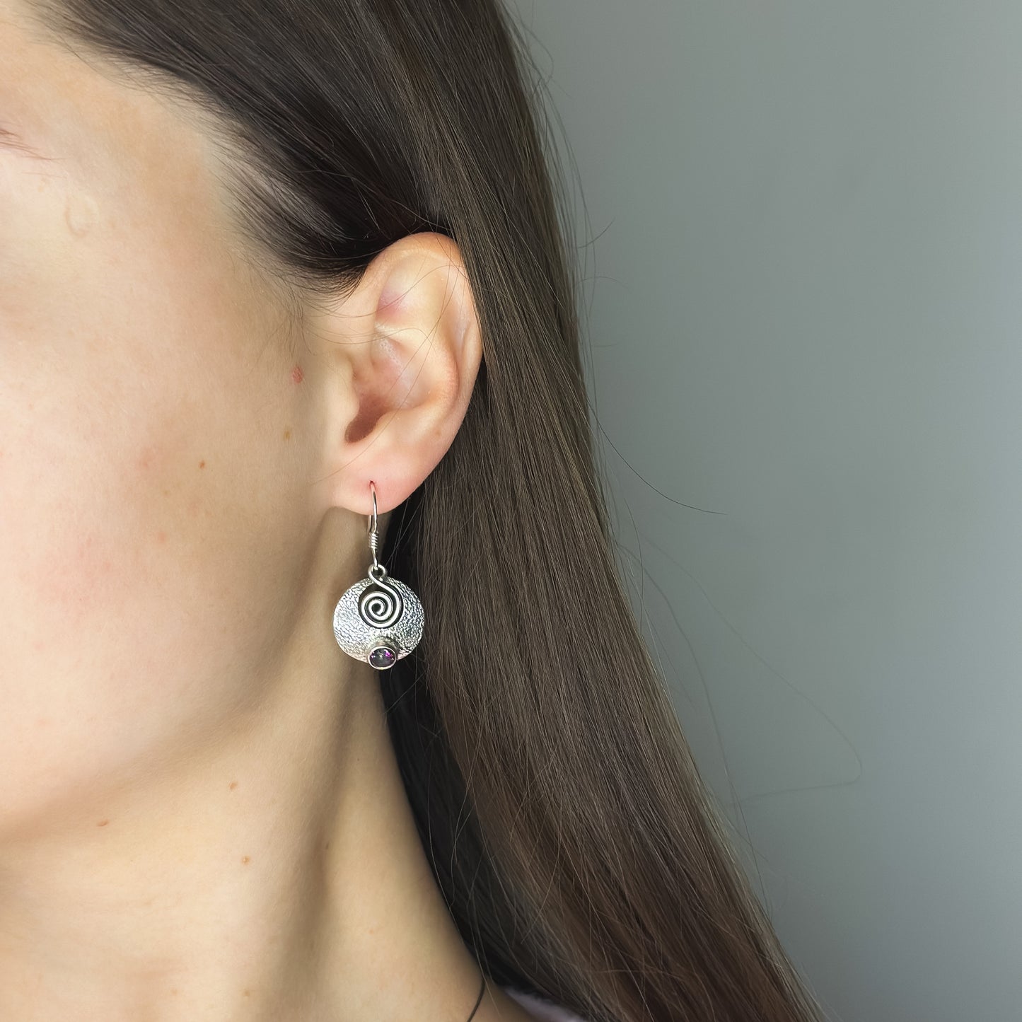 Sidabriniai kabantys auskarai su mistiniu topazu