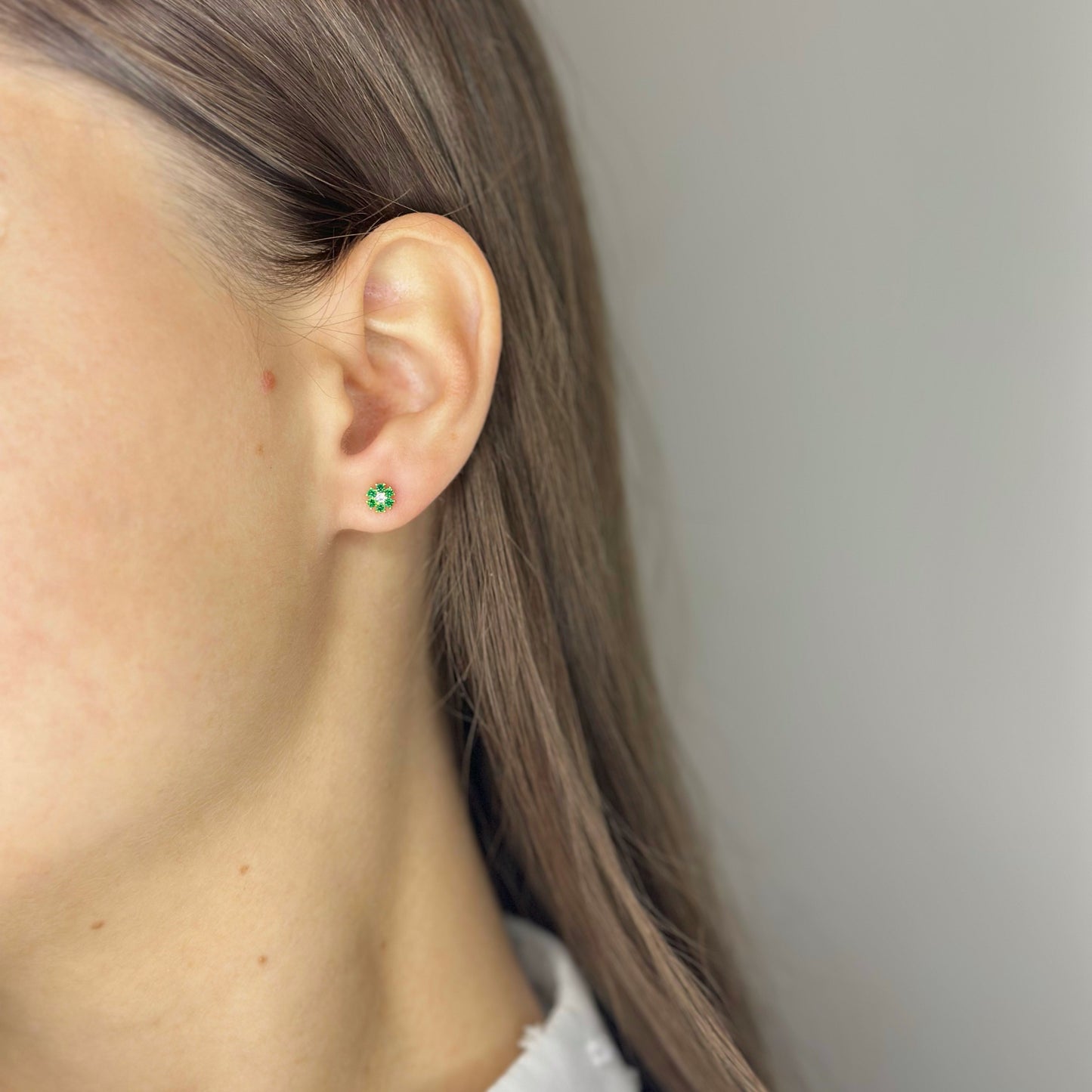 Sidabriniai užsukami auskarai su žaliu ir baltu cirkoniu