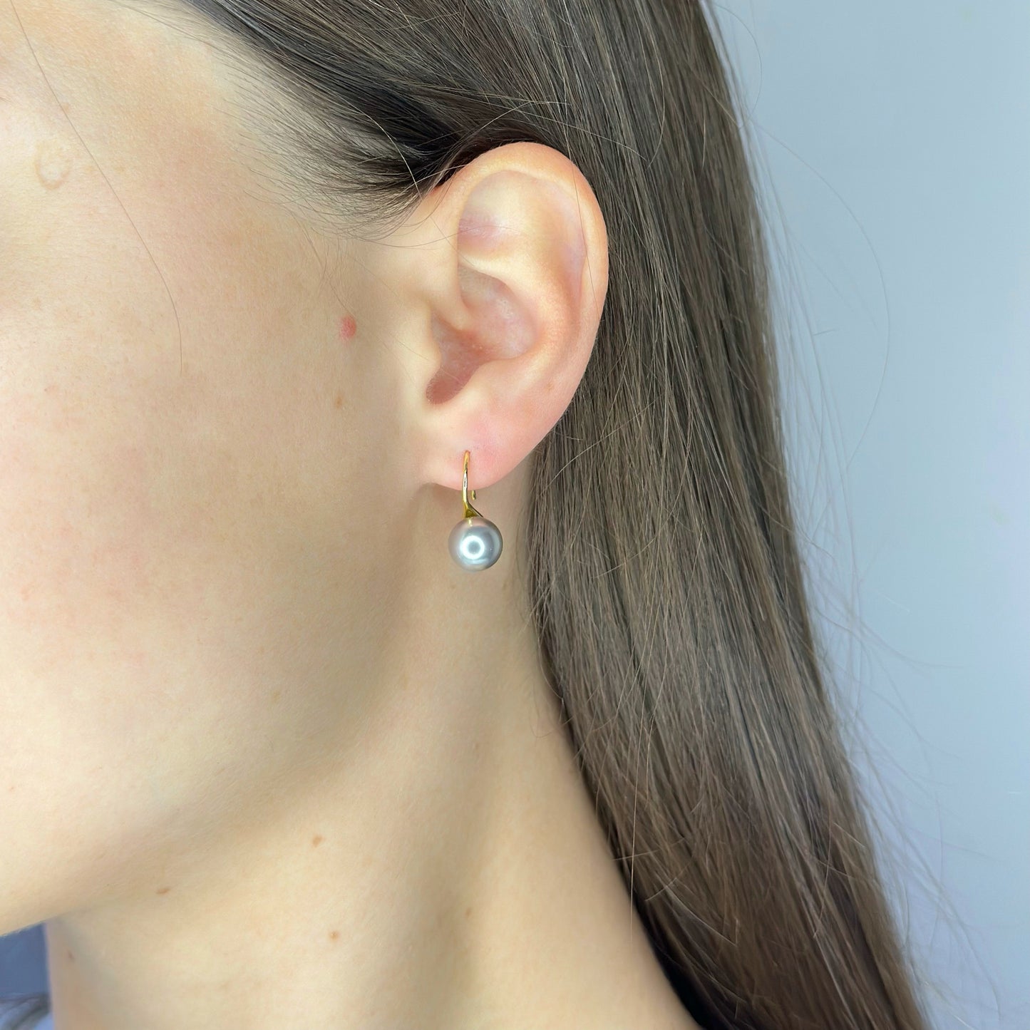 Sidabriniai auksuoti auskarai su pilku perlu