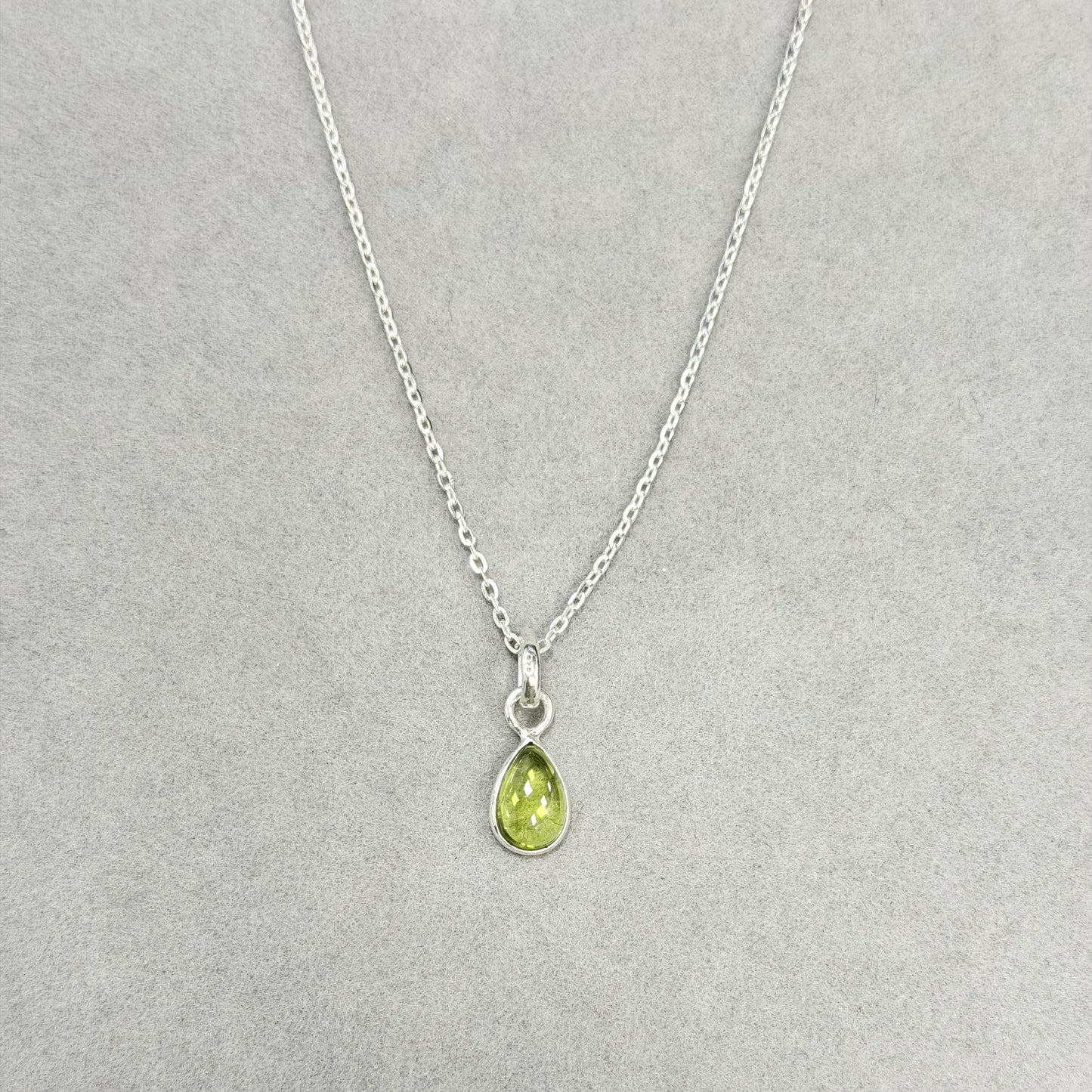 Sidabrinis pakabukas su lašo formos peridotu ir grandinėle