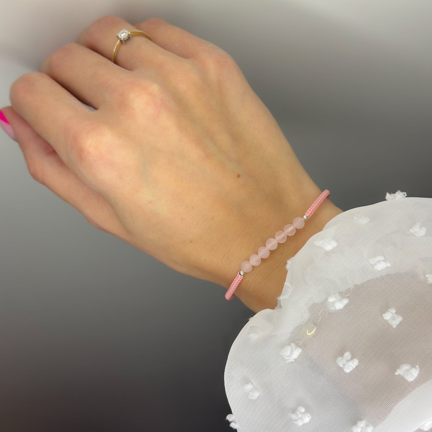 Siūlo apyrankė su rožinio kvarco akmenukais