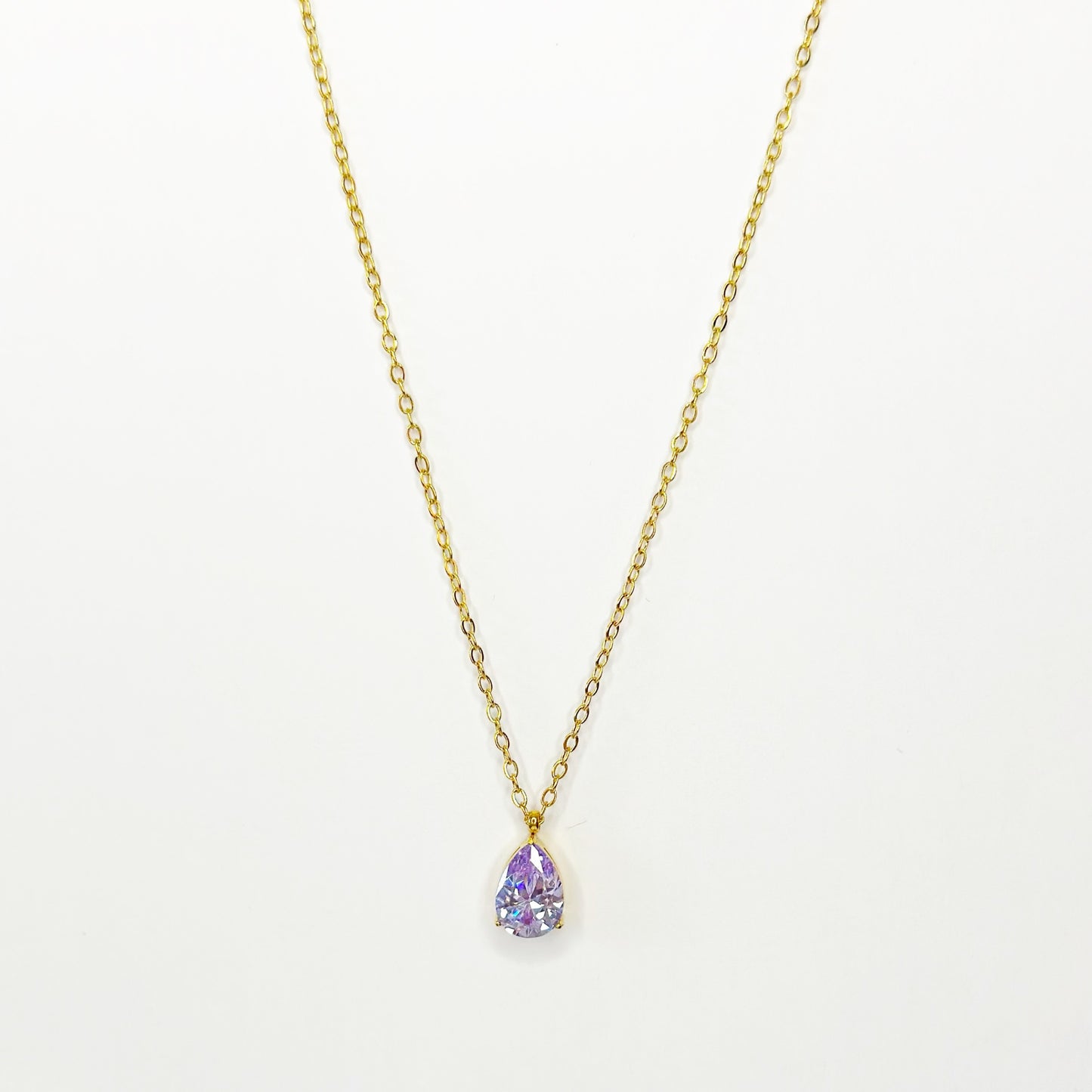 Auksuota grandinėlė su lašo formos cirkoniu