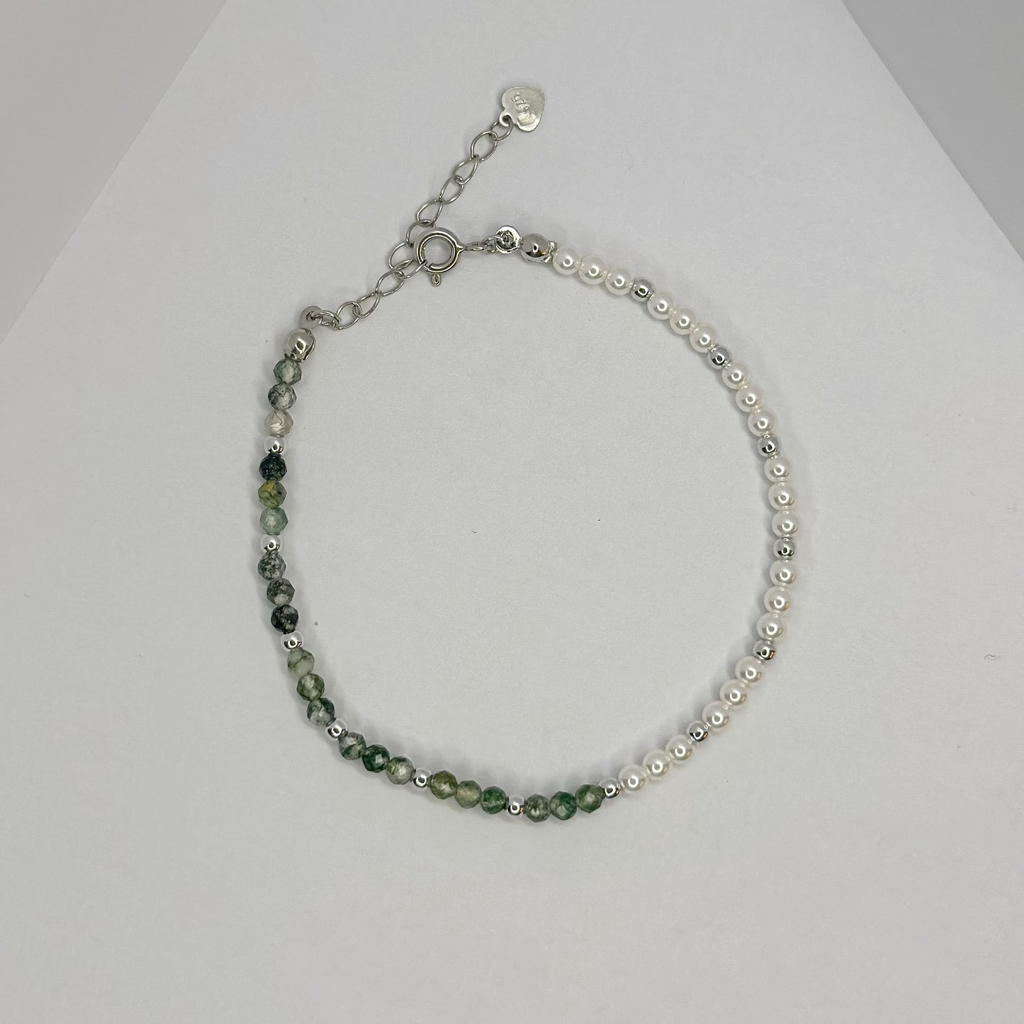 Sidabrinė dvigubo dizaino apyrankė su perlais ir natūraliais akmenimis