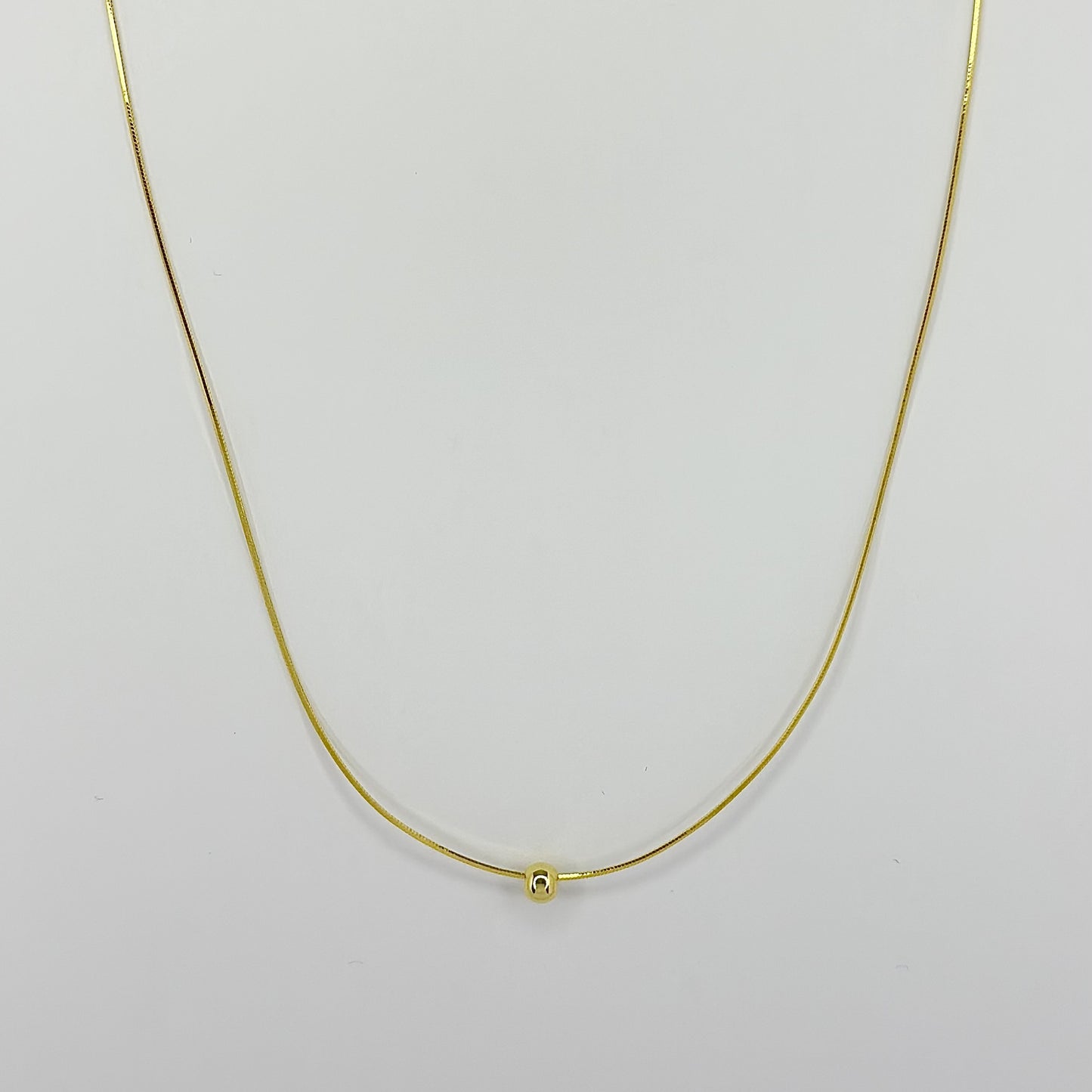 Sidabrinis auksuotas minimalistinio stiliaus burbuliukas su grandinėle