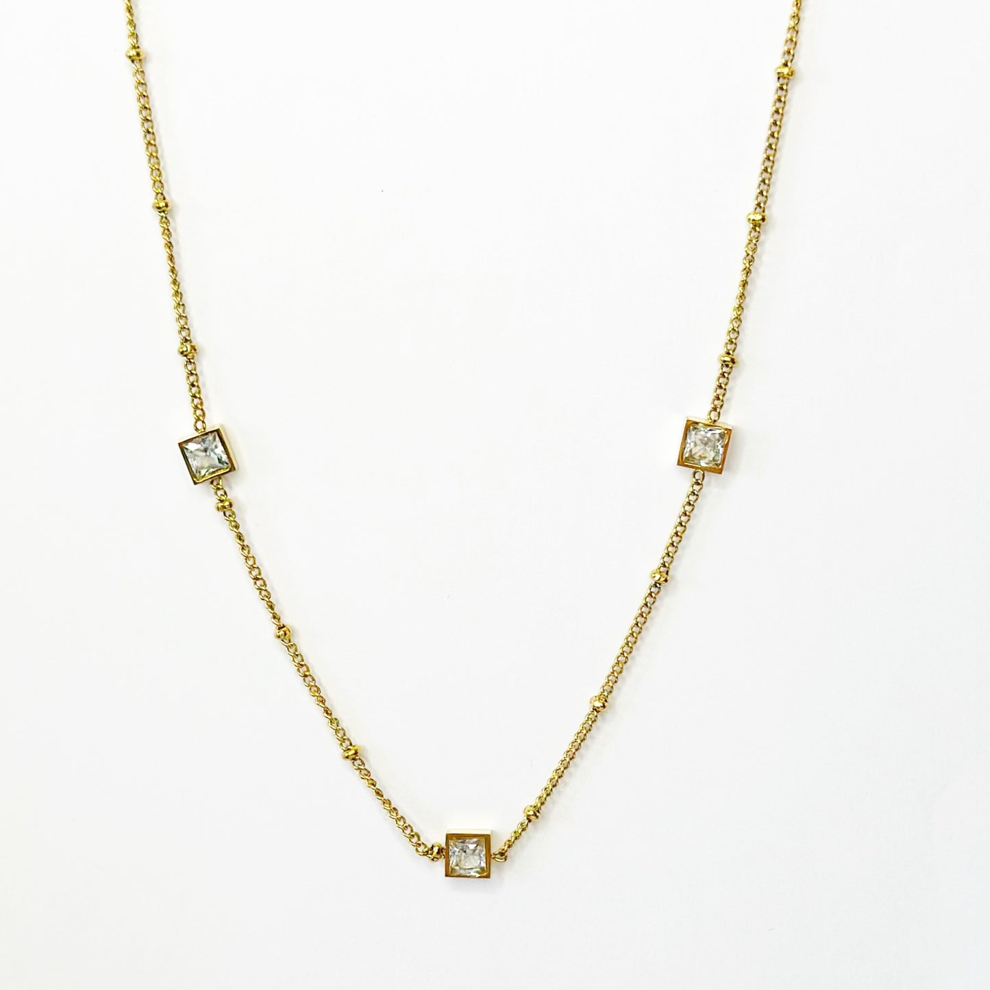 Auksuota grandinėlė su įvairiaspalviais cirkoniais