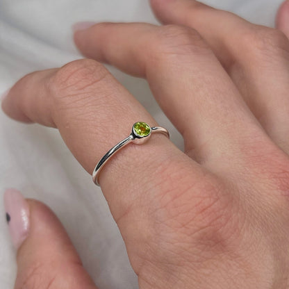 Sidabrinis žiedas su peridoto akute