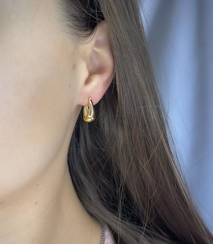 Sidabriniai lašo formos auskarai