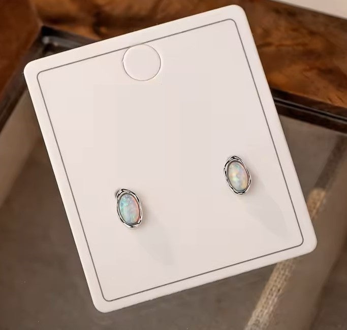 Sidabriniai rodžiuoti auskarai su ovaliu sintetiniu opalu