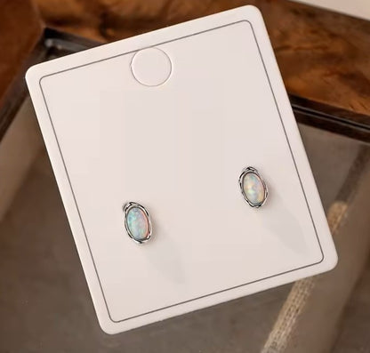 Sidabriniai rodžiuoti auskarai su ovaliu sintetiniu opalu