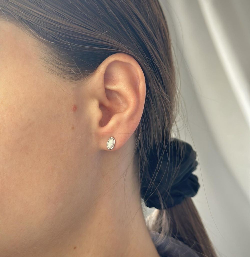 Sidabriniai rodžiuoti auskarai su ovaliu sintetiniu opalu