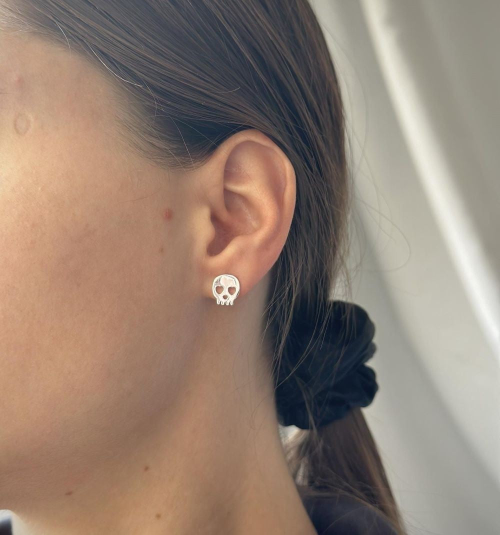 Sidabriniai auskarai "Kaukolė" su širdelėmis