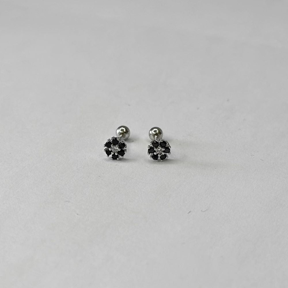 Sidabriniai užsukami auskarai su juodu cirkoniu