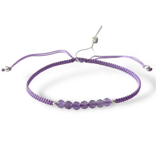 Siūlo apyrankė su sidabriniais karoliukais ir ametisto akmenukais