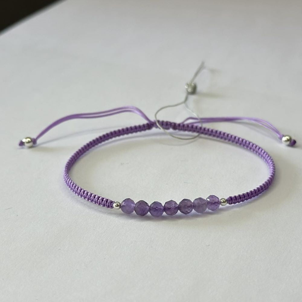 Siūlo apyrankė su sidabriniais karoliukais ir ametisto akmenukais